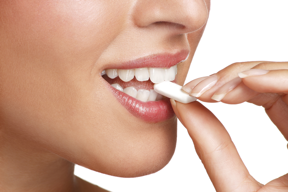Guma do żucia – jaki ma wpływ na zęby